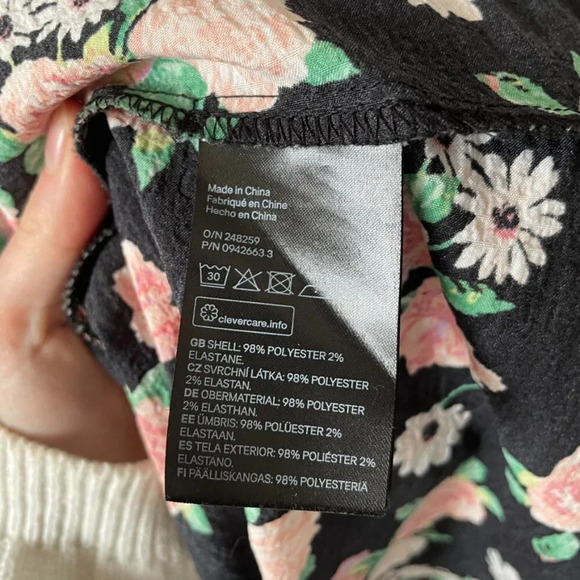 H&M Rose Puff Sleeve Babydoll Dress Black Pink Floral Sz M - Picture 7 of 7